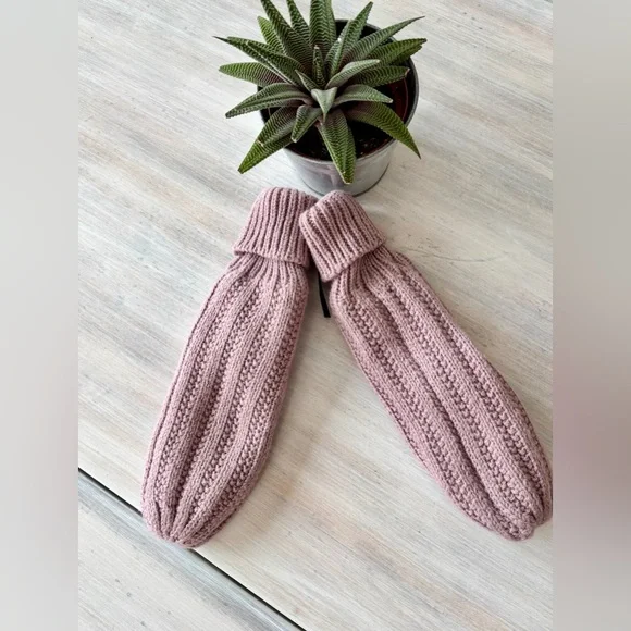 NWT Love & Lore Soft Pink Rory Rib Mittens with Soft Lining. - Picture 2 of 8